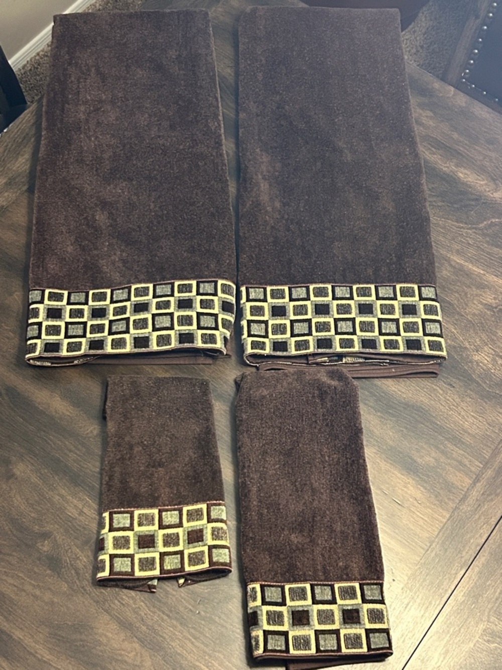 Avanti Brown Towel Set with Geometric Trim